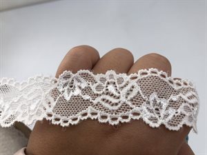 Blondekant - elastisk i offwhite med yndigt motiv, ca 3 cm